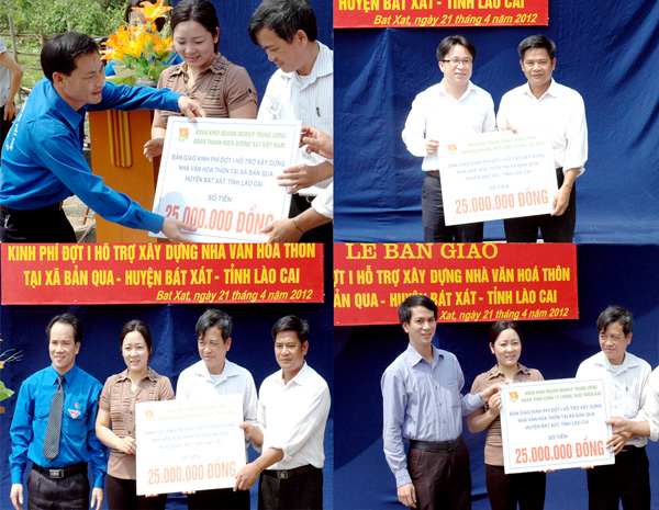 Đại diện Đoàn Thanh niên các đơn vị thuộc Đoàn Khối Doanh nghiệp Trung ương trao biểu trưng hỗ trợ kinh phí xây dựng nhà văn hóa thôn tại xã Bản Qua, huyện Bát Xát